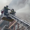 Bomberos rescatan a tres vecinos de una casa incendiada en la avenida del Manzanares
