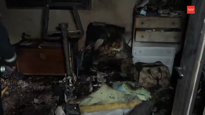 Un aparatoso incendio calcina una vivienda en Majadahonda y deja tres afectados por humo
