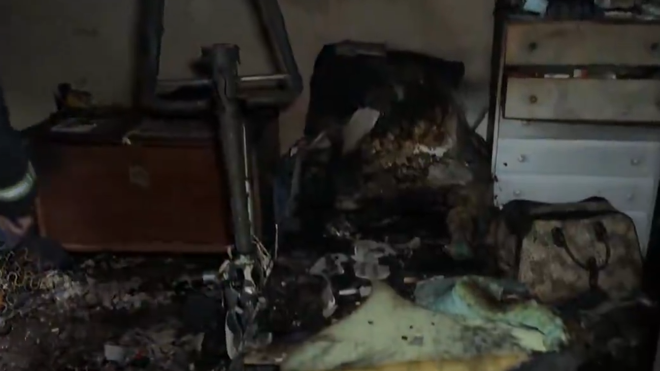 Un incendio calcina una vivienda en Majadahonda y deja tres afectados por humo