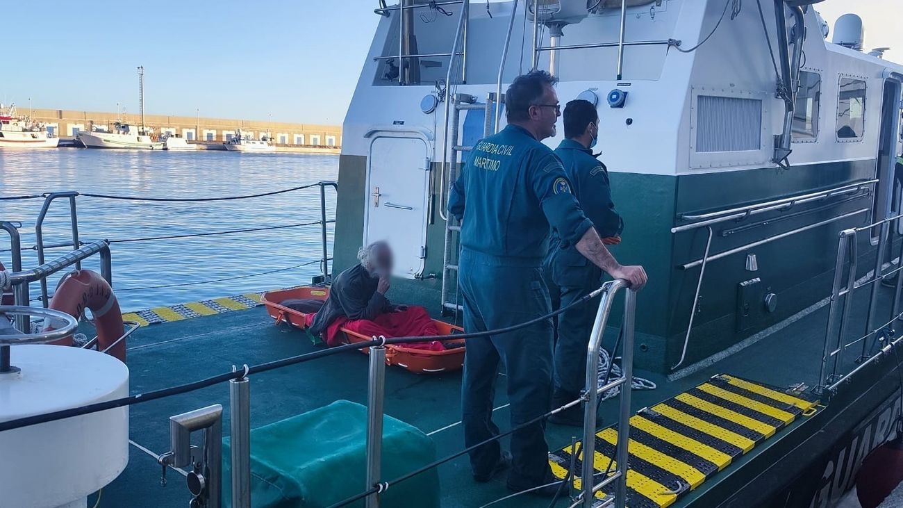 Agentes del Servicio Marítimo de la Guardia Civil con la persona rescatada aún a bordo