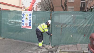 Los vecinos del edificio de Carabanchel acuden a recoger algunas de sus pertenencias