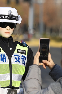 Primer robot policía que controla el tráfico en China