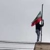 Retiran la bandera de la embajada de Irán
