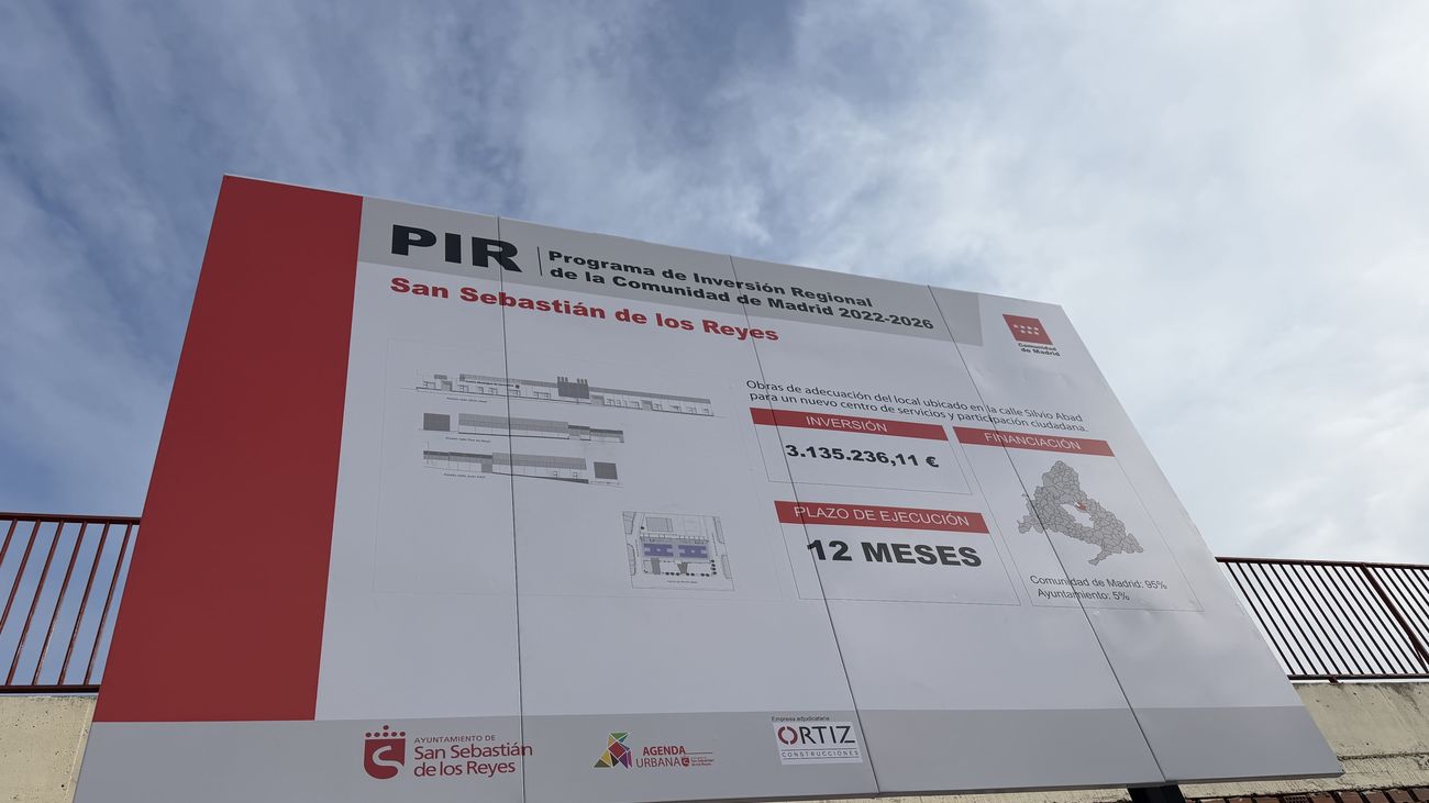 Cartel de las obras del nuevo centro de servicios del barrio de Silvio Abad, en San Sebastián de los Reyes
