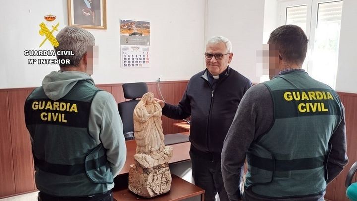 Agentes de la Guardia civil y el párroco de Fuente del Maestre con la imagen de  la Virgen del Buensuceso