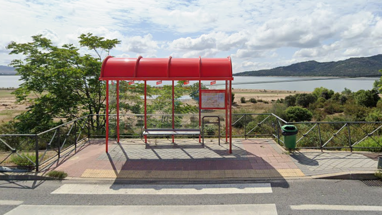 Marquesina de autobuses interurbanos en Manzanares El Real