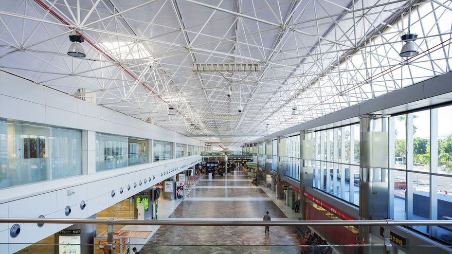 Intenta subir a un avión con su mujer muerta en una silla de ruedas en Tenerife