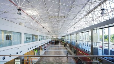 Intenta subir a un avión con su mujer muerta en una silla de ruedas en Tenerife