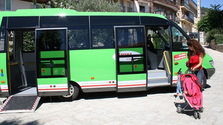 El autobús a demanda del fin de semana en la Sierra del Rincón se queda de forma permanente