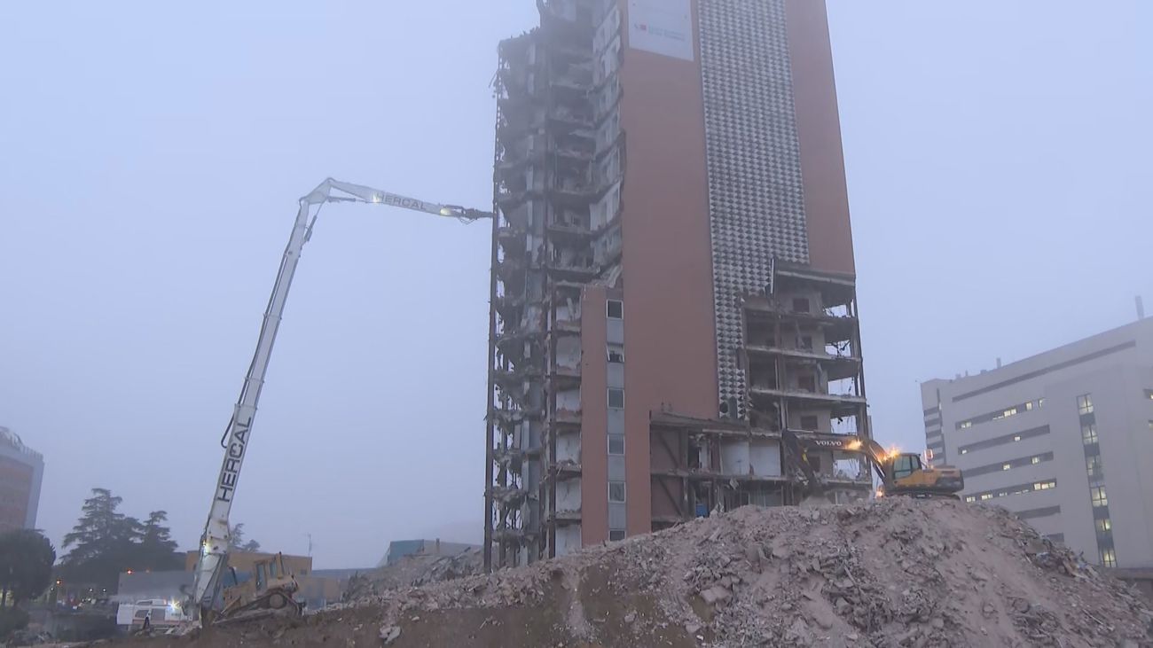 La grúa más grande de España derriba 'a mordiscos' la torre del Hospital 12 de octubre