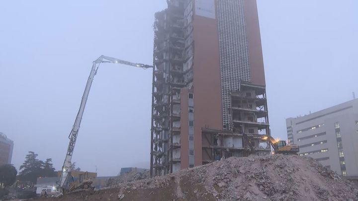 La grúa más grande de España derriba 'a mordiscos' la torre del Hospital 12 de octubre