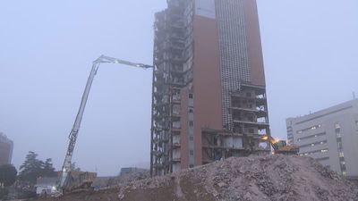 La grúa más grande de España derriba 'a mordiscos' la torre del Hospital 12 de octubre