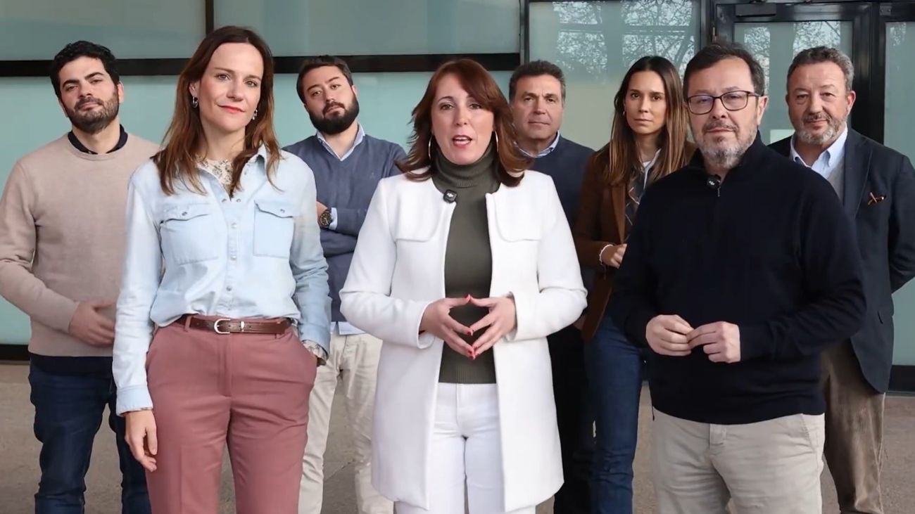 La portavoz de Vox Móstoles, Nieva Machín, la portavoz en la Asamblea, Isabel Pérez Moñino, y el presidente en Madrid, José Antonio Fúster.