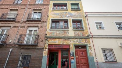 El mural de la fachada del teatro El Montacargas, en Latina, se blinda y protege