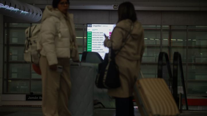 Atocha sufre retrasos de más de una hora tras el parón de un tren que bloqueó las vías