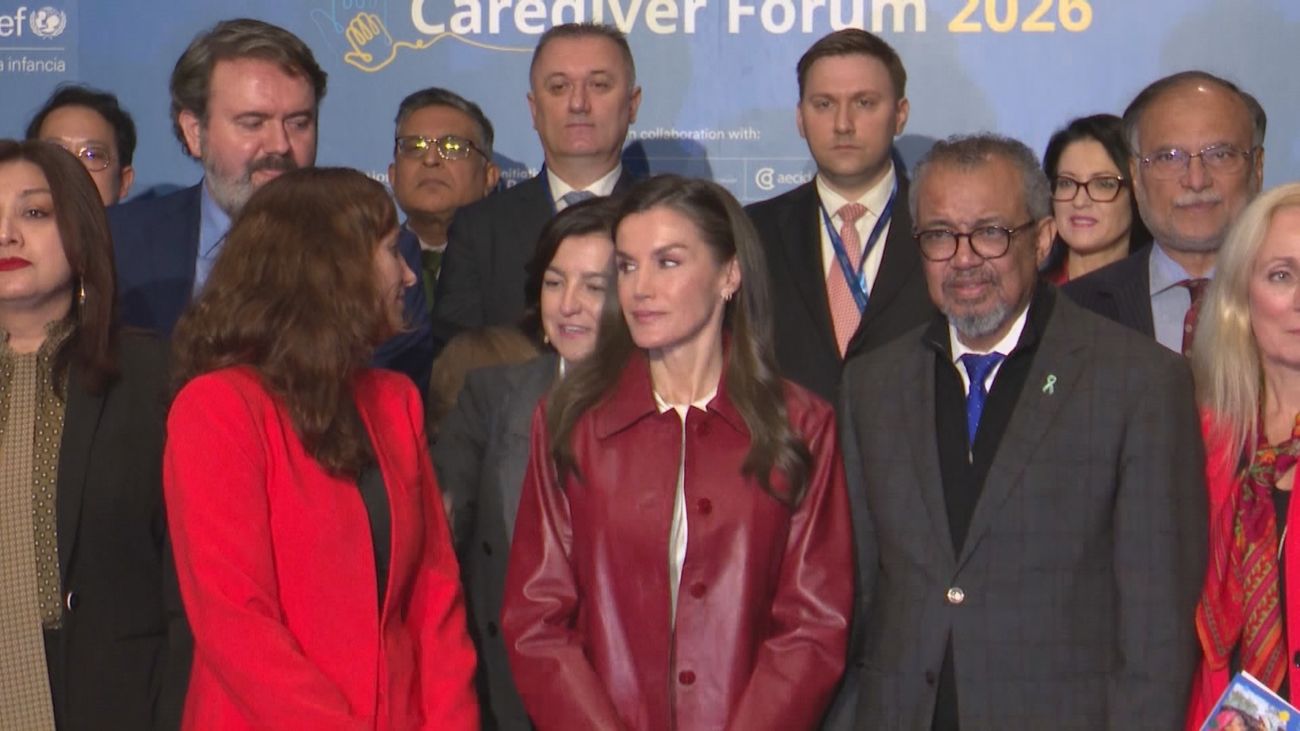 La Reina inaugura un foro de apoyo a cuidadores para reducir la violencia contra los niños
