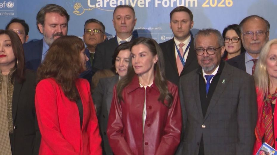 La Reina inaugura un foro de apoyo a cuidadores para reducir la violencia contra los niños