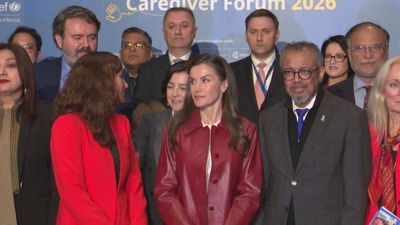 La Reina inaugura un foro de apoyo a cuidadores para reducir la violencia contra los niños