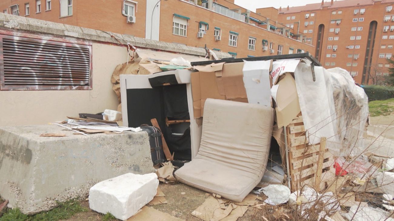 La vida bajo la ventana de unos vecinos en Usera: chabolas y basura en un solar abandonado