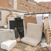 La vida bajo la ventana de unos vecinos en Usera: chabolas y basura en un solar abandonado