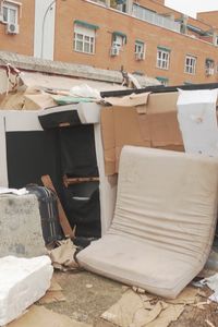 La vida bajo la ventana de unos vecinos en Usera: chabolas y basura en un solar abandonado