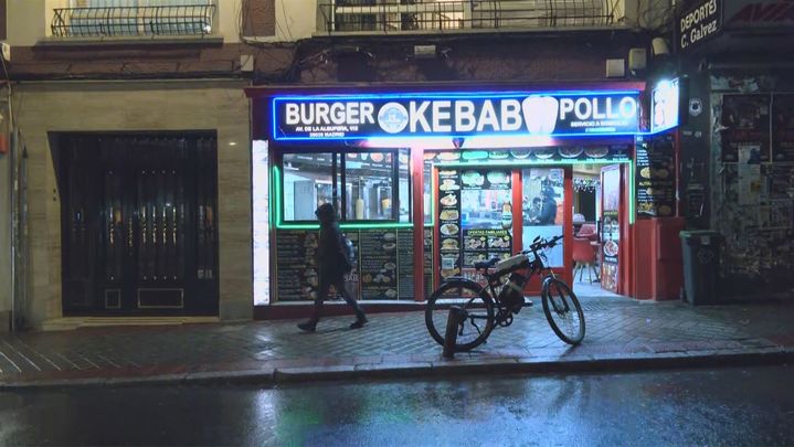 Reyerta y robo en una hamburguesería de Puente de Vallecas con dos detenidas