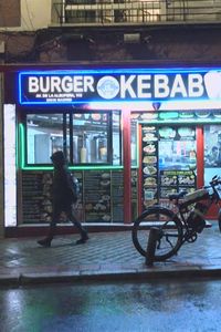 Reyerta y robo en una hamburguesería de Puente de Vallecas con dos detenidas