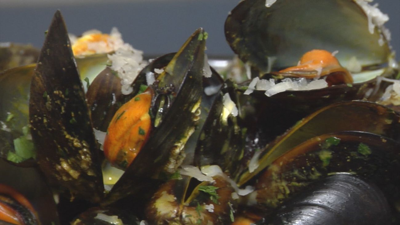 El viaje del mejillón de Arousa a la cazuela creativa de 'Charnela' en Ponzano