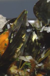 El viaje del mejillón de Arousa a la cazuela creativa de 'Charnela' en Ponzano