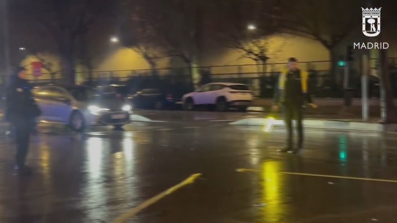 Un conductor se fuga tras atropellar a una mujer, que está herida grave, en Usera