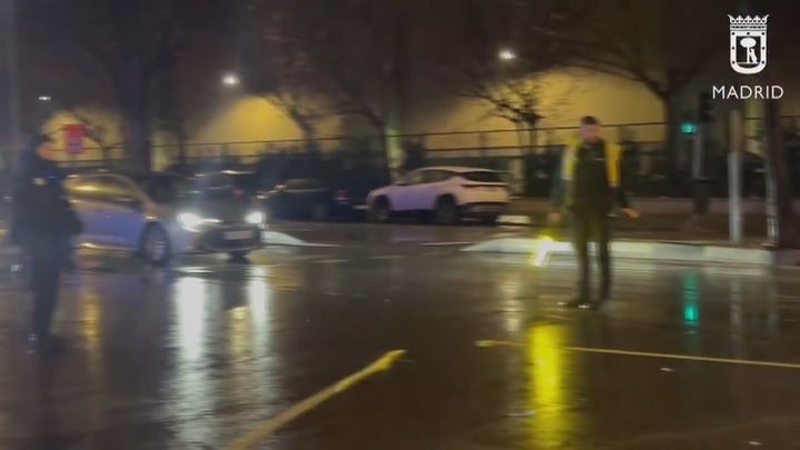 Un conductor se fuga tras atropellar a una mujer, que está herida grave, en Usera