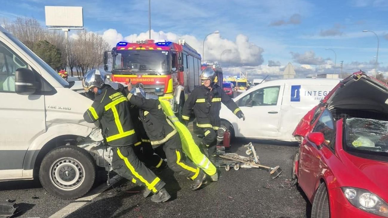Bomberos de la Comunidad de Madrid trabajan en el accidente ocurrido en la A-42