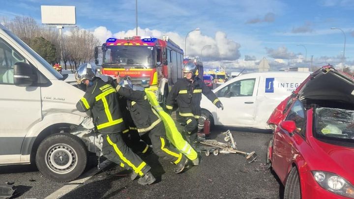 Dos heridos graves, seis leves y varios vehículos implicados en un accidente en la A-42