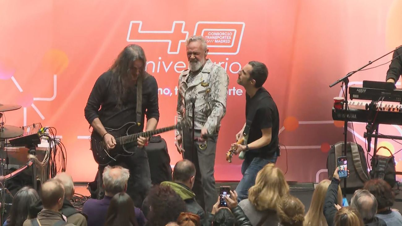 Rafa Sánchez, el cantante de La Unión, sorprende a los viajeros del intercambiador de transportes Plaza Elíptica