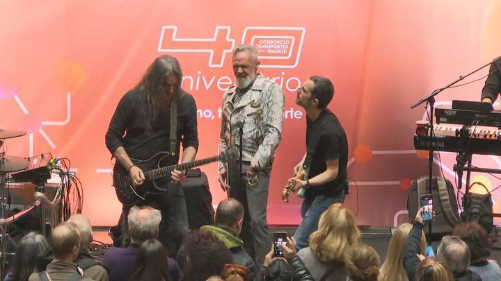 Rafa Sánchez, el cantante de La Unión, sorprende a los viajeros del intercambiador de transportes Plaza Elíptica