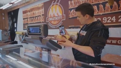 Un carnicero de Madrid conquista TikTok y pone en valor el pequeño comercio