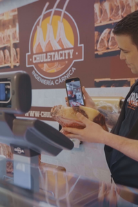 Un carnicero de Madrid conquista TikTok y pone en valor el pequeño comercio