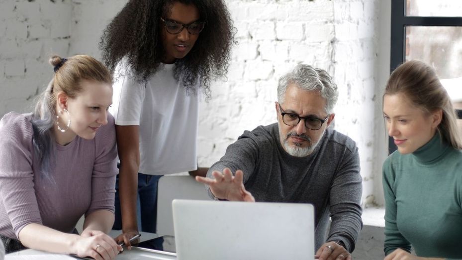 Orientación Laboral: empleo y oportunidades de mayores de 45 años con Cruz Roja