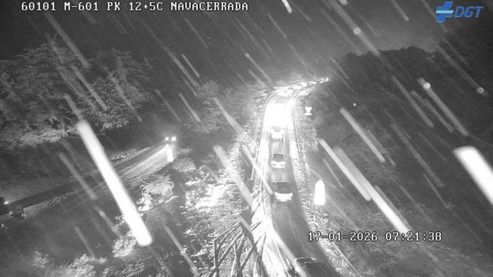 El mal tiempo obliga a cortar el tráfico  en  los puertos de Navacerrada y Cotos