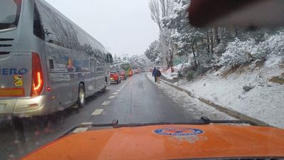 La nieve obliga al uso de cadenas para acceder a  los puertos de la sierra de Guadarrama