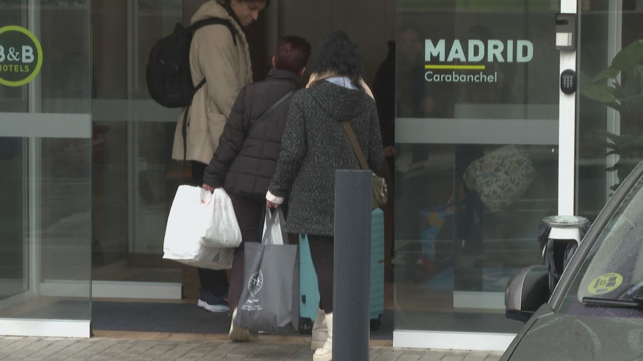 Los vecinos desalojados por la explosión de Carabanchel piden ayuda: "No sabemos nada"