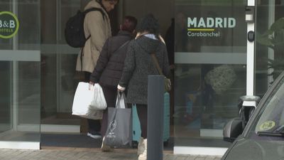 Los vecinos desalojados por la explosión de Carabanchel piden ayuda: "No sabemos nada"