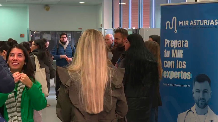 Los médicos aspirantes al MIR pide la dimisión de Mónica García por el caos de la convocatoria