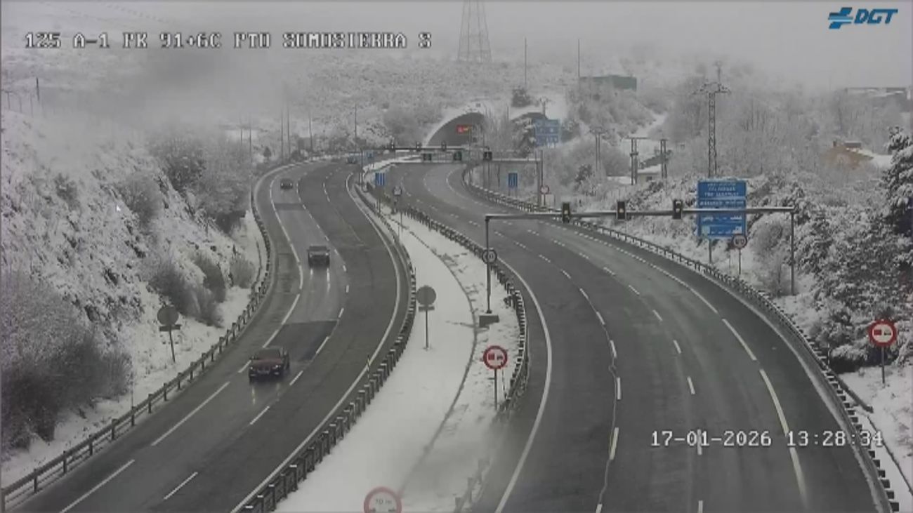La nieve complica la circulación en varias carreteras madrileñas, con los copos asomando en la capital