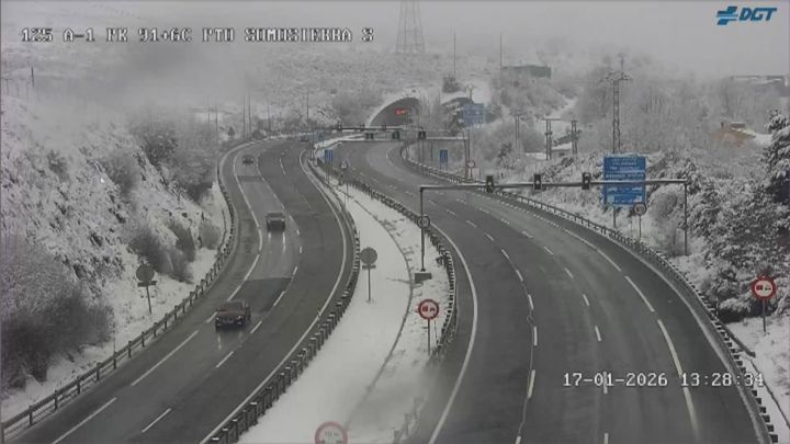 La nieve complica la circulación en varias carreteras madrileñas, con los copos asomando en la capital