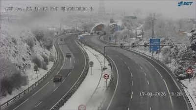 La nieve complica la circulación en varias carreteras madrileñas, con los copos asomando en la capital
