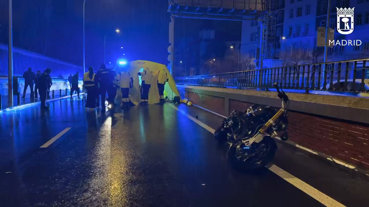 Dos heridos graves en un accidente entre un motorista y un ciclista en la calle O'Donell