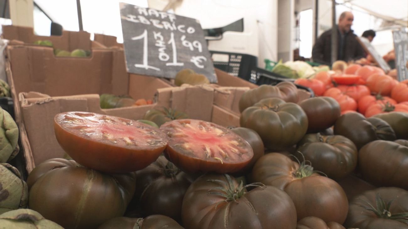Los mercadillos, como el de Alcalá, alternativa para pasar la cuesta de enero