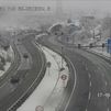 La nieve complica la circulación en varias carreteras madrileñas, con los copos asomando en la capital