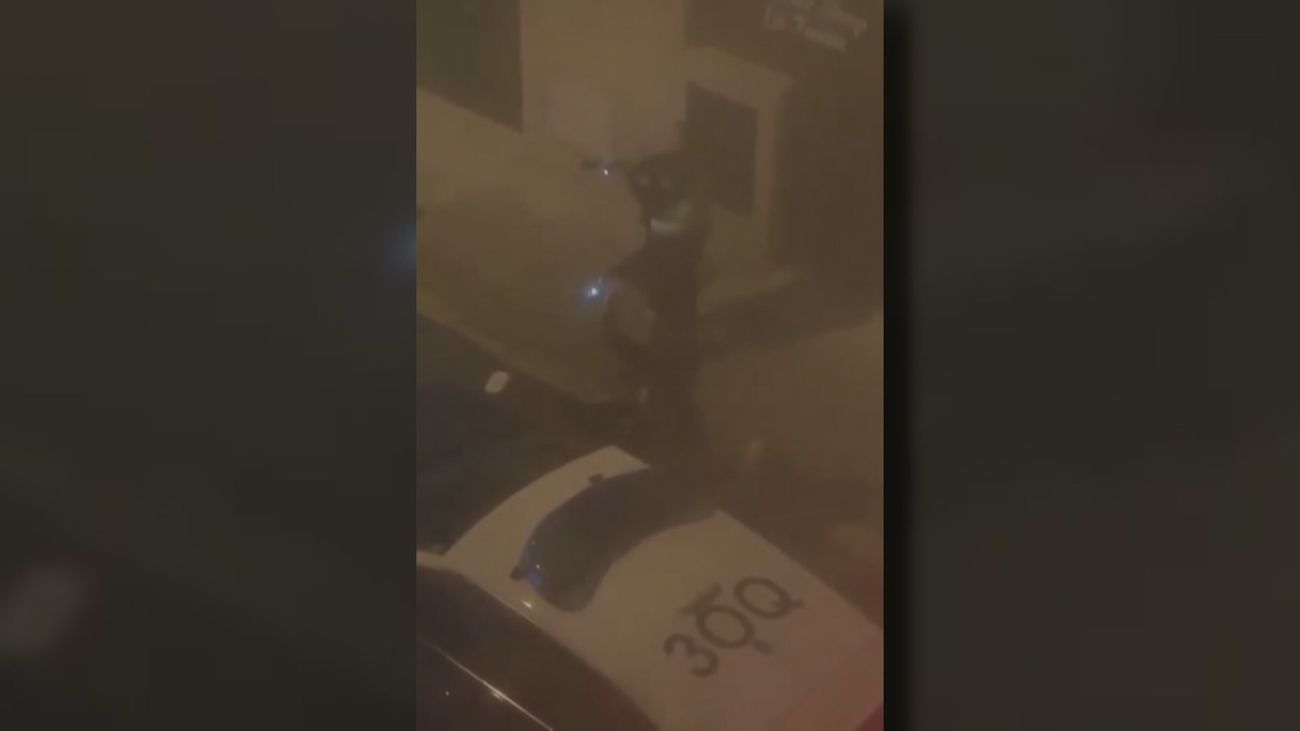 Unos jóvenes amenazan de madrugada con armas de fuego a varias personas en Fuenlabrada